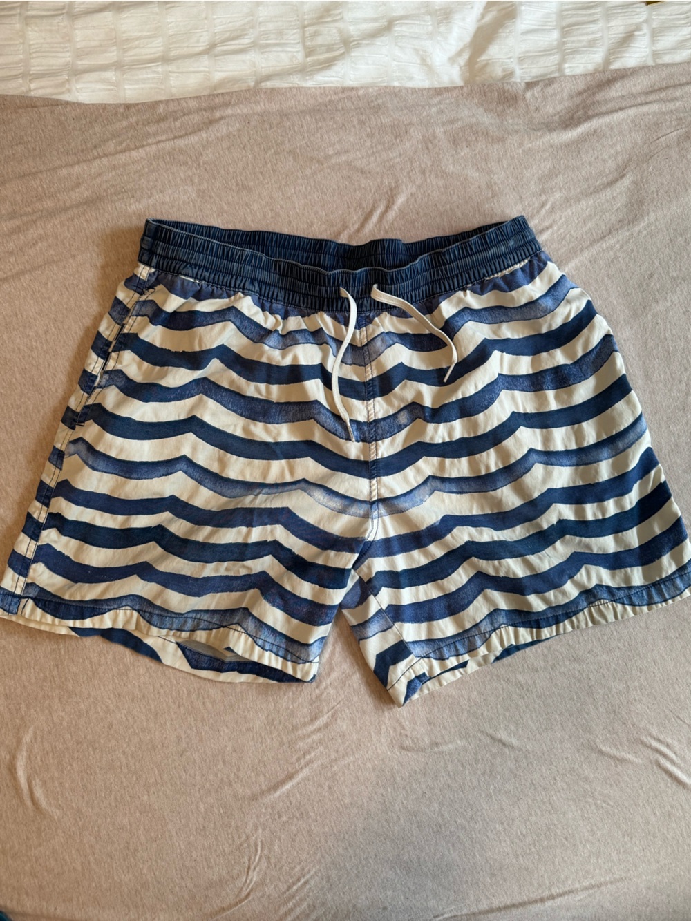 chubbies Navy and White Striped Swim Shorts Men’s Lg 5.5”